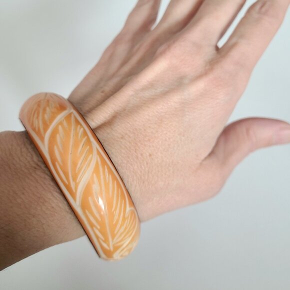 Carved floral chunky bracelet/bangle with metal base. - Picture 5 of 6